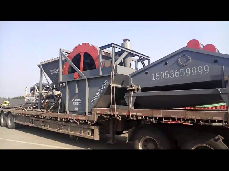 1.回收細砂，以增加砂石的產(chǎn)量，避免財富損失。 在傳統(tǒng)工藝中，洗砂機的使用造成大量細砂的流失，同時提高了砂石的清潔度，對企業(yè)而言是無形的財富損失。 細砂回收機可以回收從洗砂機排出的廢水中損失的大量細砂，大大增加了砂石廠的產(chǎn)量，避免了財富的流失，為砂石廠帶來了經(jīng)濟效益。 石材企業(yè)。 &nbsp; 2.減少沉淀池的沉淀，節(jié)省加工成本。 細砂的流失不可避免地會導(dǎo)致沉淀池的快速沉淀。 細砂回收不僅提高了砂石的產(chǎn)量，而且減慢了沉淀池的沉淀速度并降低了處理成本。 &nbsp; 3.減少細砂的排放，減少環(huán)境污染。 近年來，環(huán)境問題一直是一個更為重要的問題，也是沙石企業(yè)對生產(chǎn)敏感的問題之一。 使用細砂回收機減少了細砂向環(huán)境的排放并減少了環(huán)境污染。 &nbsp; 4.再生細砂解決了傳統(tǒng)砂石行業(yè)中細砂含量低的缺陷，提高了砂石質(zhì)量。 傳統(tǒng)的砂礫工藝中細砂的流失會引起另一個重大影響，即砂礫中的細砂含量低，這會使砂礫的細度模量失衡。 這嚴重影響了砂石質(zhì)量的提高。 使用細砂回收機回收損失的細砂解決了砂中細砂含量低的問題。 細砂回收機中使用的細砂可以滿足建筑物的要求，給企業(yè)帶來更大的利益。 擴展能力。 &nbsp; 5，與傳統(tǒng)的砂石設(shè)備配套使用，達到脫水恢復(fù)的效果。 如果與傳統(tǒng)的砂石設(shè)備一起使用，則細砂回收機幾乎沒有生產(chǎn)投資。 只需將洗砂機排出的廢水直接排到細砂回收機中，直接的經(jīng)濟效益是巨大的。